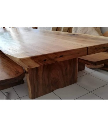 Ξύλινο τραπέζι